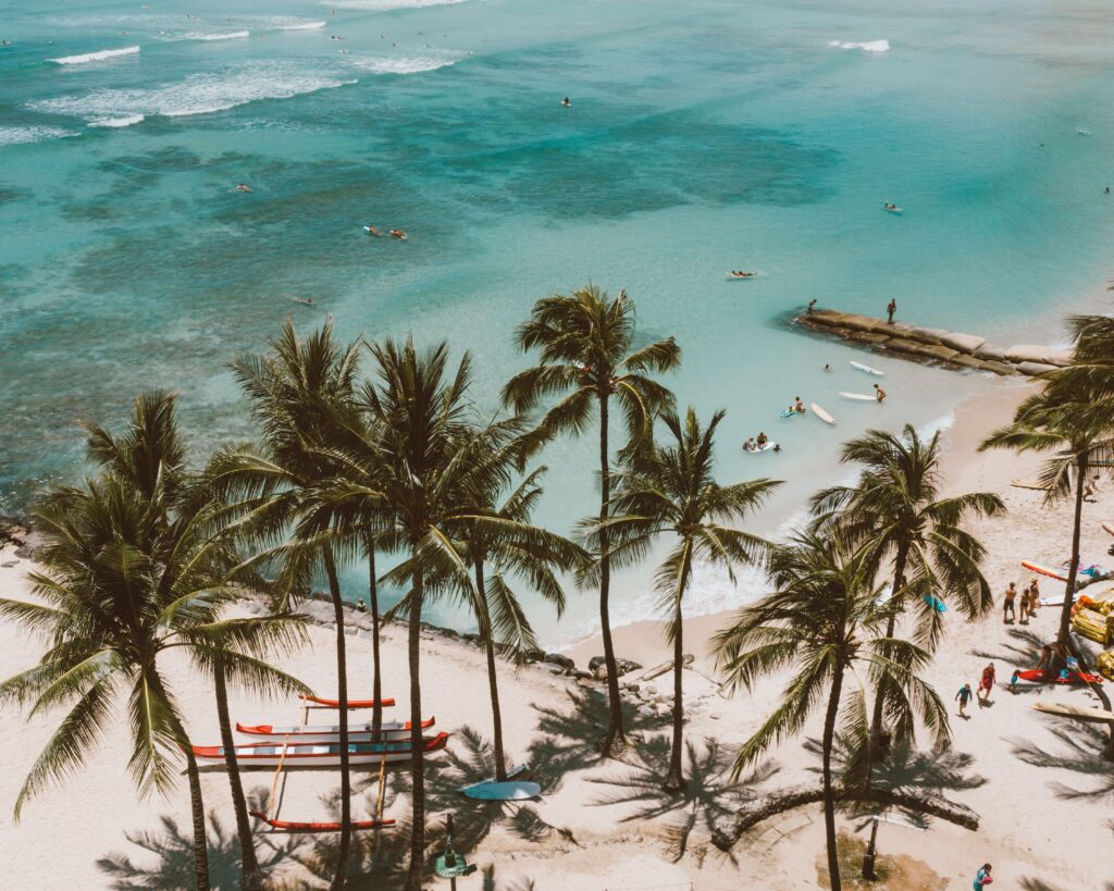 Palmbomen en strand op Oahu tijdens een budgetvriendelijke Hawaii-vakantie